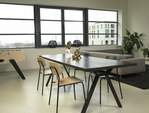 Chaise Pure – placage chêne et métal noir